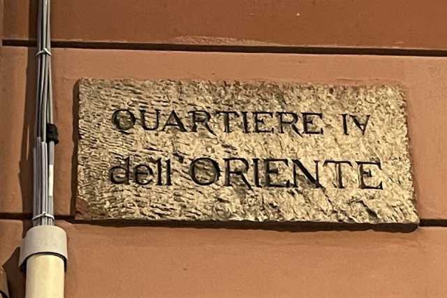 Bari, quella targa centenaria che recita "Quartiere IV dell'Oriente": la storia